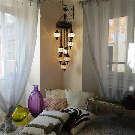 Charming Corner Abode With Castle Views * Nice