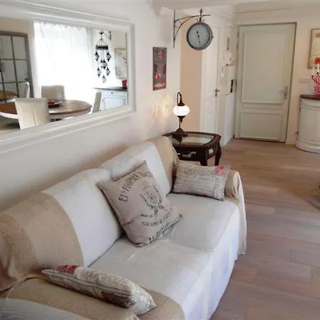 Apartment Charming Corner Abode With Castle Views *