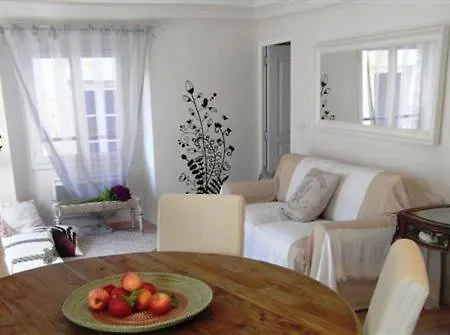 Charming Corner Abode With Castle Views