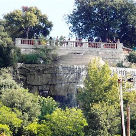 Charming Corner Abode With Castle Views * Nice
