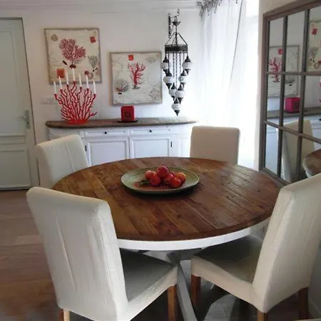 Charming Corner Abode With Castle Views Appartamento