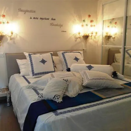 Charming Corner Abode With Castle Views * Nizza